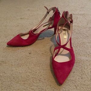 New Fuscia suede like point toe heel